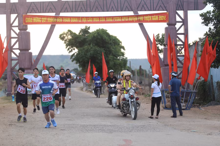 Cung đường của giải chạy đi qua khu Di tích lịch sử-văn hóa cấp quốc gia Plei Ơi. Ảnh: Văn Ngọc Cung đường của giải chạy đi qua khu Di tích lịch sử-văn hóa cấp quốc gia Plei Ơi. Ảnh: Văn Ngọc
