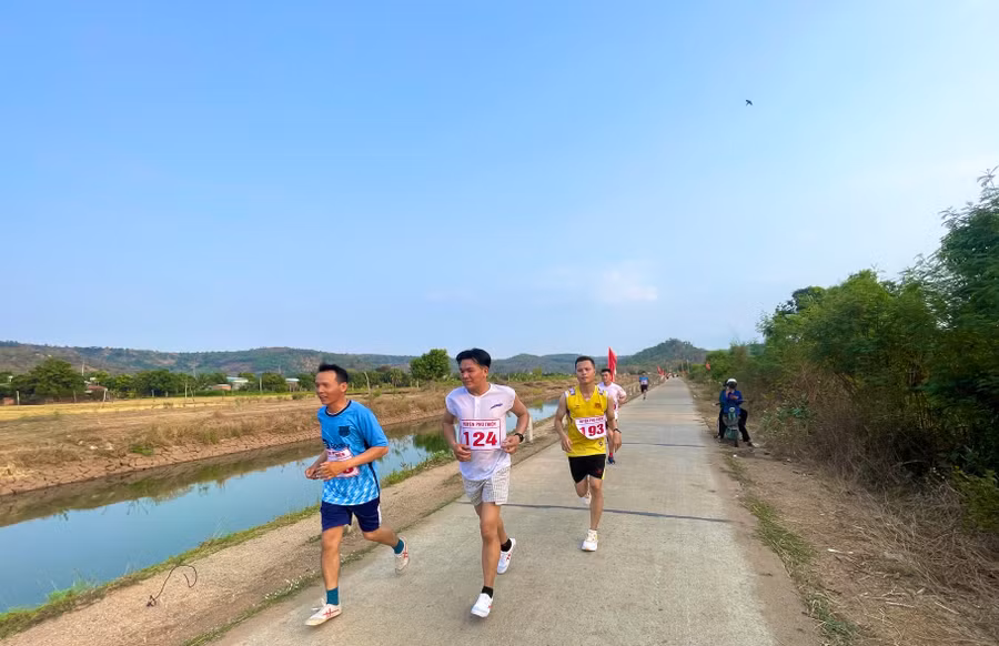 Các runner chạy bên dòng kênh thủy lợi Ayun Hạ tươi mát. Ảnh: Văn Ngọc Các runner chạy bên dòng kênh thủy lợi Ayun Hạ tươi mát. Ảnh: Văn Ngọc