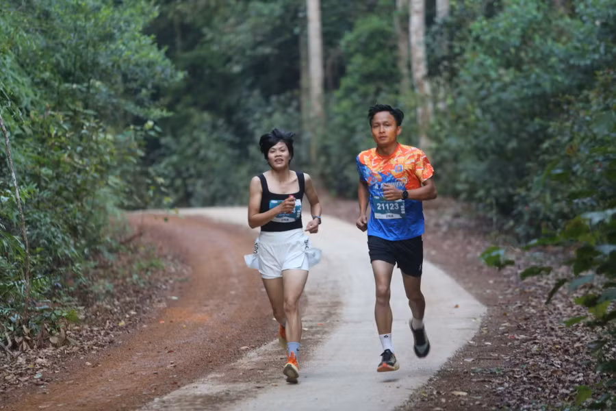 VĐV Nguyễn Thị Thảo (trái) đã giành giải nhất cự ly 21 km nữ. Ảnh: Văn Ngọc