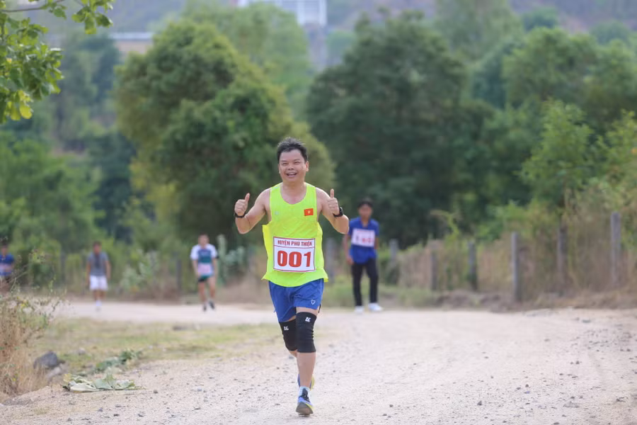 Phó Chủ tịch UBND tỉnh Nguyễn Hữu Quế tham gia giải chạy lần này. Ảnh: Văn Ngọc Phó Chủ tịch UBND tỉnh Nguyễn Hữu Quế tham gia giải chạy lần này. Ảnh: Văn Ngọc