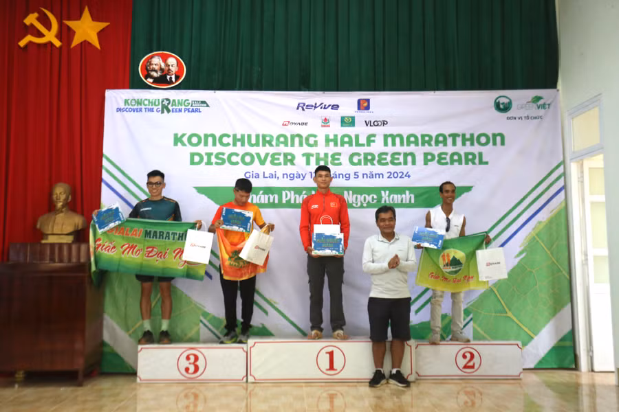 Các VĐV giành thành tích tốt nhất ở cự ly 21km nam. Ảnh: Văn Ngọc