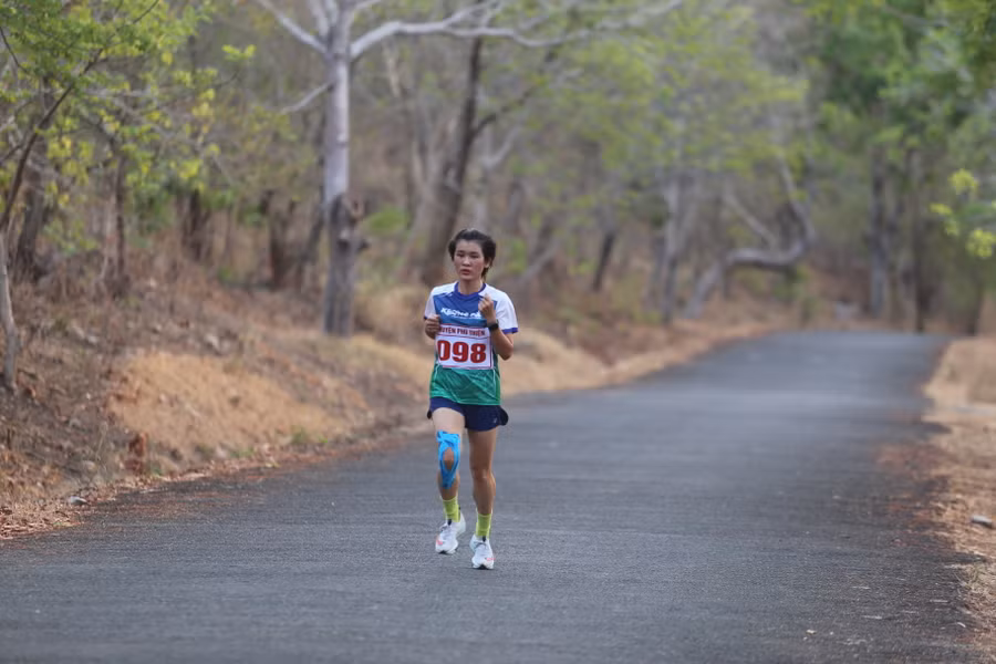 Chân chạy Nguyễn Thị Duyên (huyện Krông Pa) bỏ xa các đối thủ ở cự ly 5 km nữ. Ảnh: Văn Ngọc Chân chạy Nguyễn Thị Duyên (huyện Krông Pa) bỏ xa các đối thủ ở cự ly 5 km nữ. Ảnh: Văn Ngọc