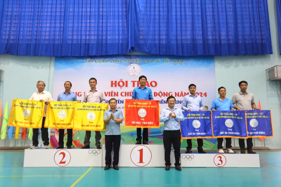 Các đơn vị xuất sắc nhất được trao giải toàn đoàn ở Hội thao năm nay. Ảnh: Văn Ngọc