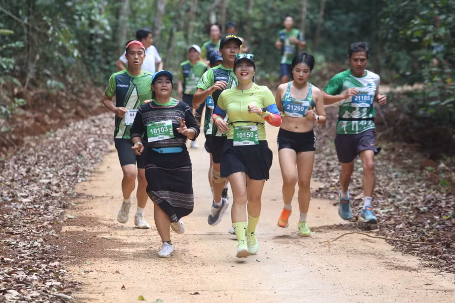 Một nữ runner với trang phục thổ cẩm truyền thống trên đường chạy. Ảnh: Văn Ngọc