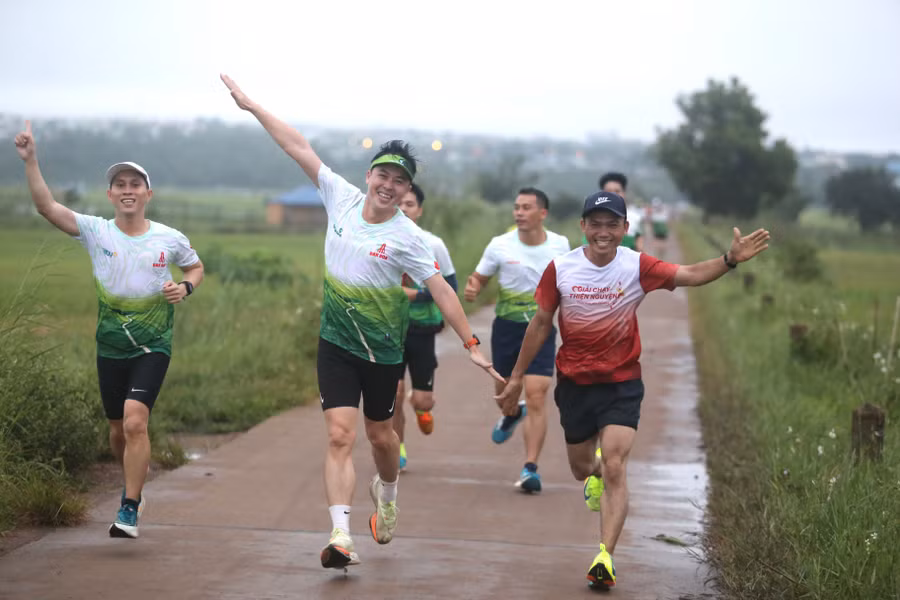 Cảm xúc phấn khích của các runner khi được chinh phục cung đường mới của huyện Đak Đoa. Ảnh: Văn Ngọc