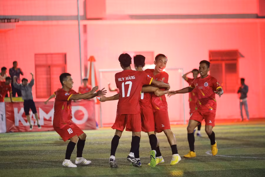 Các cầu thủ Huy Hằng FC vỡ òa với những bàn thắng trong hiệp phụ. Ảnh: Anh Tuấn