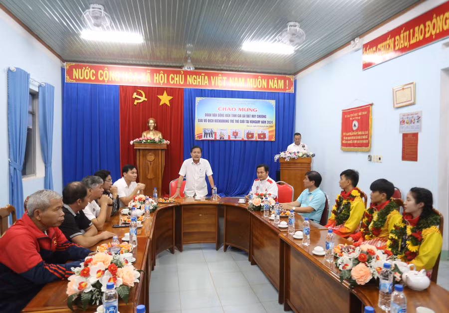 Giám đốc Sở Văn hóa-Thể thao và Du lịch biểu dương thành tích của các VĐV Gia Lai. Ảnh: Văn Ngọc Giám đốc Sở Văn hóa-Thể thao và Du lịch biểu dương thành tích của các VĐV Gia Lai. Ảnh: Văn Ngọc
