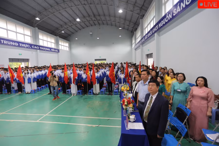 Gần 1.900 học sinh Trường THPT Nguyễn Bỉnh Khiêm nô nức đón chào năm học mới. Ảnh: Văn Ngọc
