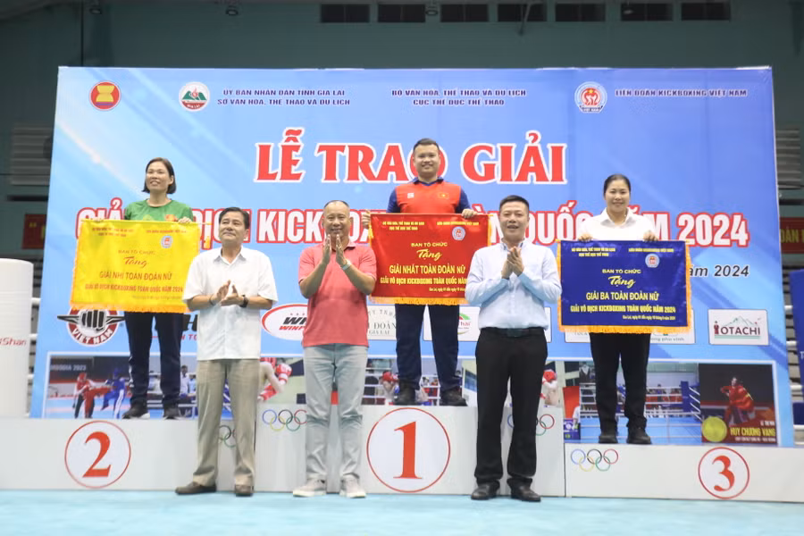 Ban tổ chức trao giải toàn đoàn nữ cho các đơn vị xuất sắc. Ảnh: Văn Ngọc