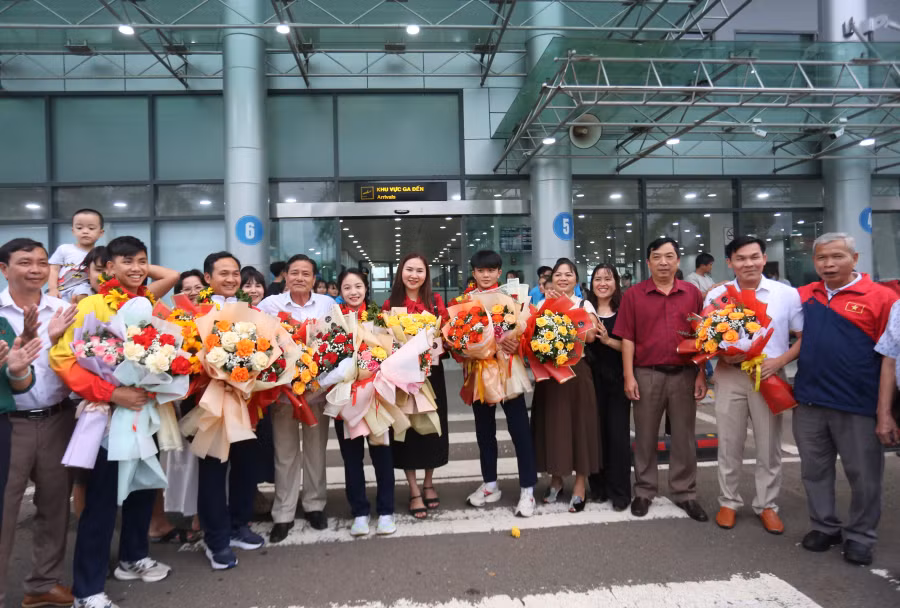 Đông đảo đại diện các cơ quan, ban, ngành đã đến đón đoàn VĐV Gia Lai trở về từ Hungary. Ảnh: Văn Ngọc Đông đảo đại diện các cơ quan, ban, ngành đã đến đón đoàn VĐV Gia Lai trở về từ Hungary. Ảnh: Văn Ngọc
