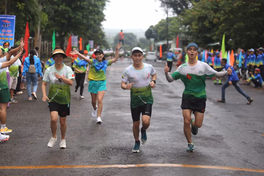 Các runner vỡ òa cảm xúc khi hoàn thành cung đường của mình. Ảnh: Văn Ngọc