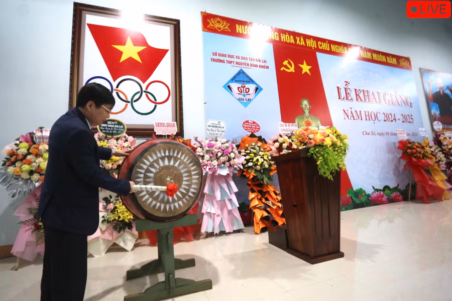 Trưởng Ban tổ chức Tỉnh ủy Huỳnh Quang Thái đánh trống khai giảng năm học mới ở Trường THPT Nguyễn Bỉnh Khiêm. Ảnh: Văn Ngọc