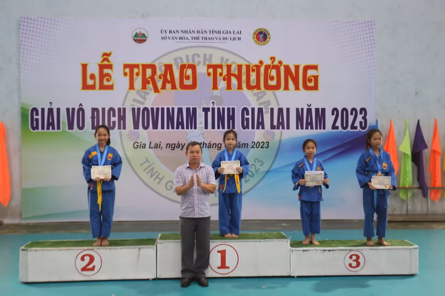 Ban tổ chức đã trao 25 bộ huy chương cho các VĐV xuất sắc nhất. Ảnh: Văn Ngọc