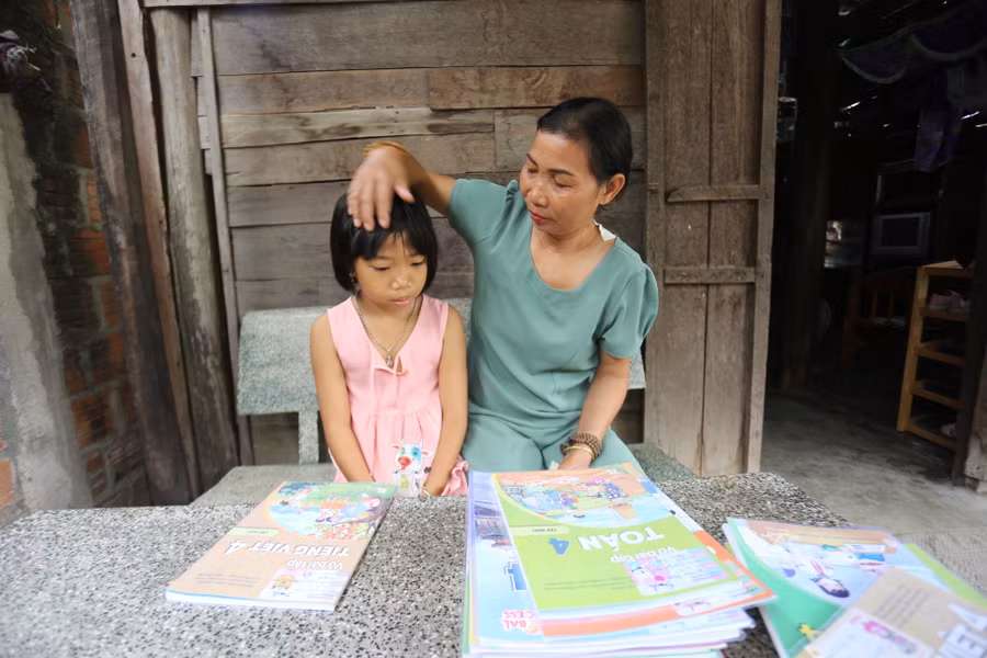 Không có sự chăm sóc của cha mẹ, Ngọc Quỳnh hiện ở với bà ngoại. Ảnh: Văn Ngọc