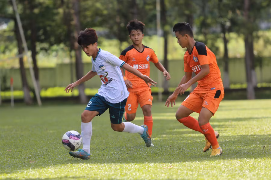 U15 HAGL (bìa trái) đã bị đối thủ cầm hòa. Ảnh: Văn Ngọc U15 HAGL (bìa trái) đã bị đối thủ cầm hòa. Ảnh: Văn Ngọc