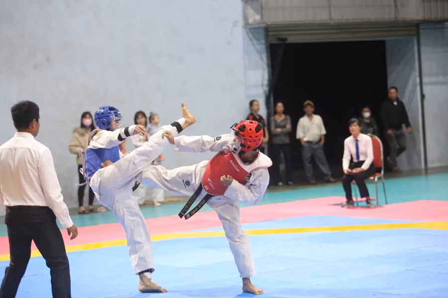 Ngay sau lễ khai mạc đã diễn ra các trận đấu đối kháng hấp dẫn. Ảnh: Văn Ngọc Ngay sau lễ khai mạc đã diễn ra các trận đấu đối kháng hấp dẫn. Ảnh: Văn Ngọc