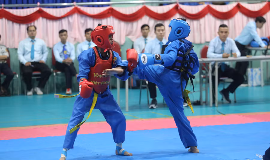 Các võ sĩ được chia làm 3 lứa tuổi thi đấu 2 nội dung quyền và đối kháng. Ảnh: Văn Ngọc