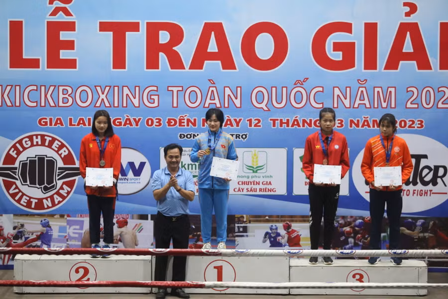 Võ sĩ Lê Thị Nhi trên bục nhận huy chương vàng ở giải đấu năm nay. Ảnh: Văn Ngọc