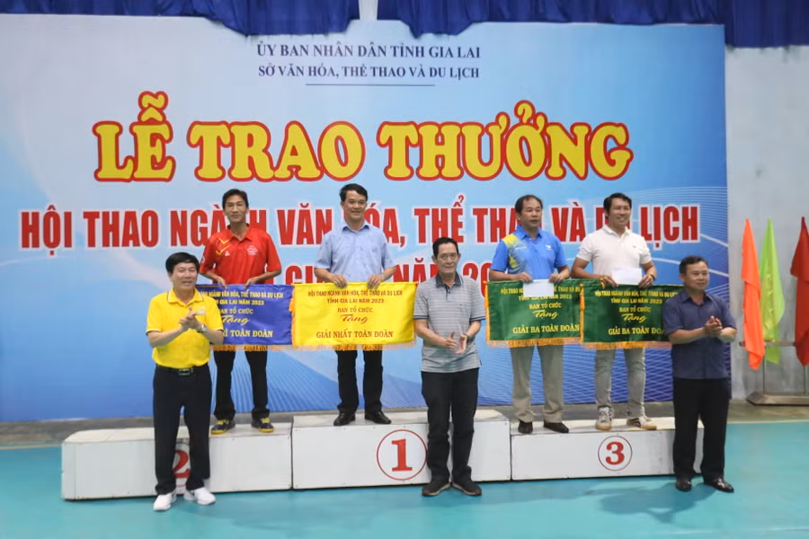 Ban tổ chức trao giải toàn đoàn cho các đơn vị đạt thứ hạng cao nhất. Ảnh: Văn Ngọc Ban tổ chức trao giải toàn đoàn cho các đơn vị đạt thứ hạng cao nhất. Ảnh: Văn Ngọc