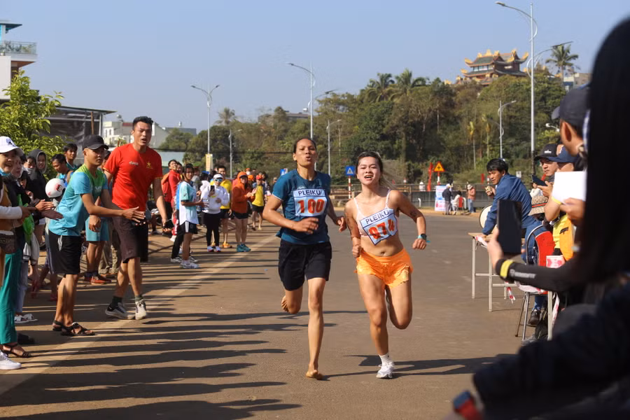Những màn đua nước rút kịch tính ở cự ly 5 km nữ chính. Ảnh: Hà Phương Những màn đua nước rút kịch tính ở cự ly 5 km nữ chính. Ảnh: Hà Phương