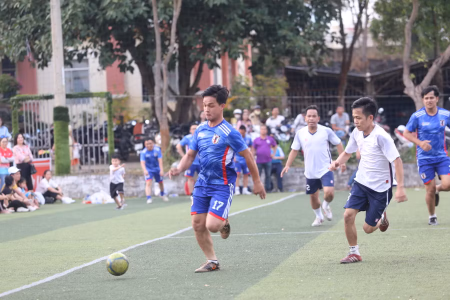 Các đội bóng sẽ thi đấu theo luật sân bóng đá mini 5 người. Ảnh: Văn Ngọc