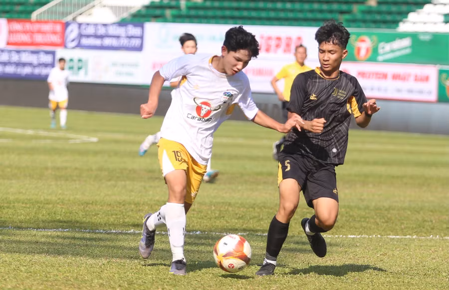 U13 HAGL (trái) nhận thất bại đậm đà ở trận ra quân. Ảnh: Văn Ngọc