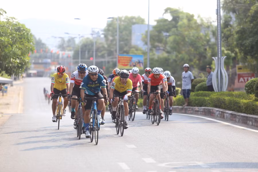 Các VĐV đã đua trên khoảng 30 km đường trung tâm thị xã Ayun Pa. Ảnh: Văn Ngọc