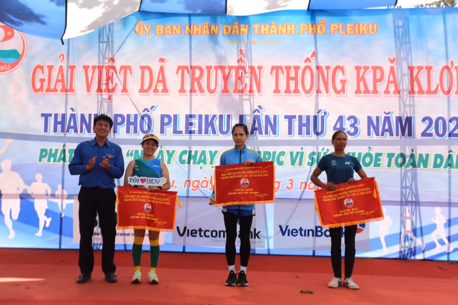 Các đơn vị đạt thứ hạng cao nhất ở nội dung đồng đội nữ chính. Ảnh: Văn Ngọc Các đơn vị đạt thứ hạng cao nhất ở nội dung đồng đội nữ chính. Ảnh: Văn Ngọc