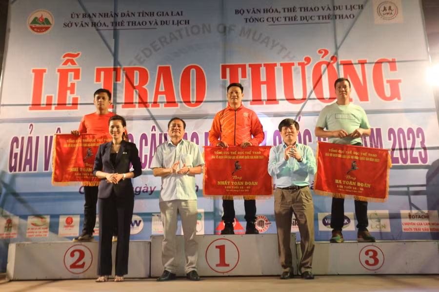 Ban tổ chức trao giải cho các đoàn đạt thứ hạng cao ở lứa tuổi 18-40. Ảnh: Văn Ngọc Ban tổ chức trao giải cho các đoàn đạt thứ hạng cao ở lứa tuổi 18-40. Ảnh: Văn Ngọc