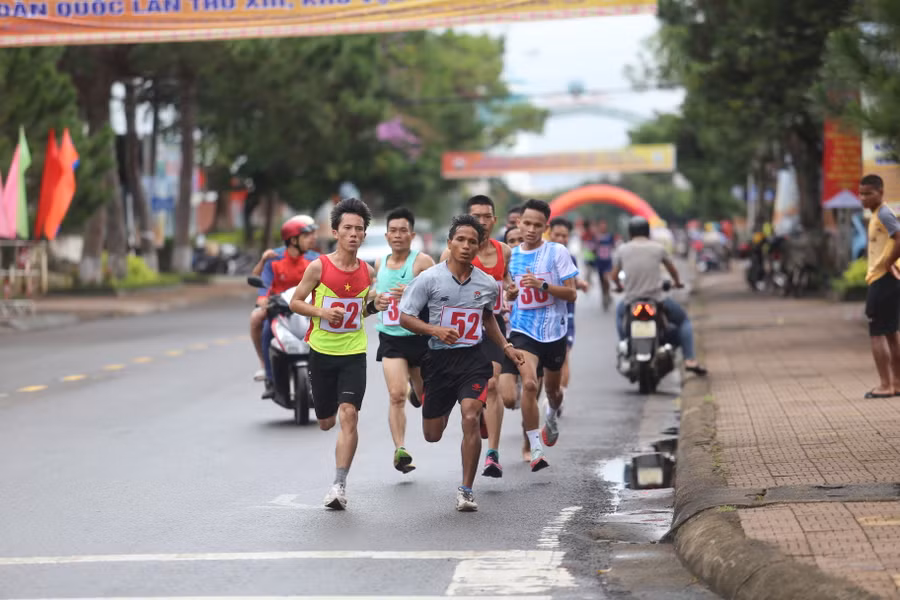 Các VĐV so tài nảy lửa trên đường chạy. Ảnh: Văn Ngọc Các VĐV so tài nảy lửa trên đường chạy. Ảnh: Văn Ngọc