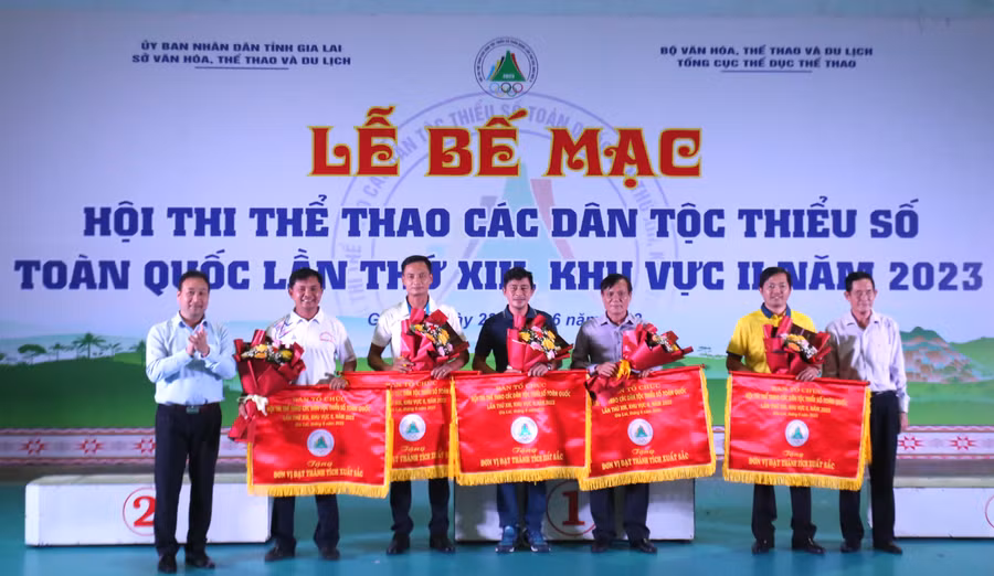 Ban tổ chức trao giải cho 5 đơn vị có thành tích xuất sắc nhất ở Hội thi. Ảnh: Văn Ngọc Ban tổ chức trao giải cho 5 đơn vị có thành tích xuất sắc nhất ở Hội thi. Ảnh: Văn Ngọc
