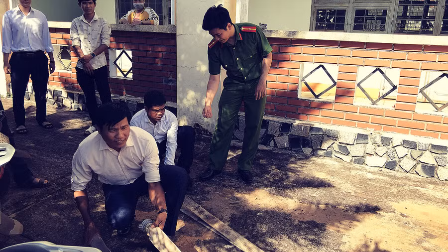 Các học viên được thực hành kỹ năng sử dụng các phương tiện PCCC. Ảnh: Anh Quốc Các học viên được thực hành kỹ năng sử dụng các phương tiện PCCC. Ảnh: Anh Quốc