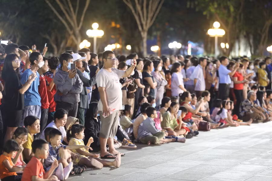 Chương trình khai mạc đặc sắc đã thu hút đông đảo người dân Phố núi. Ảnh: Văn Ngọc
