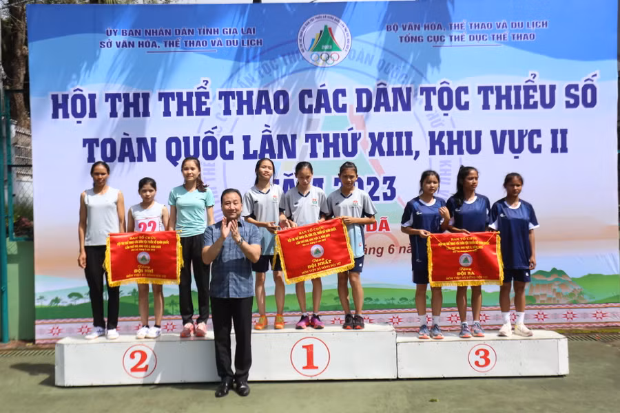 Các cô gái Gia Lai ở bục nhận huy chương bạc nội dung đồng đội nữ. Ảnh: Văn Ngọc Các cô gái Gia Lai ở bục nhận huy chương bạc nội dung đồng đội nữ. Ảnh: Văn Ngọc