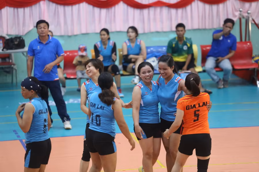 Các cô gái của bóng chuyền nữ Gia Lai đã rất cố gắng nhưng phải nhận thất bại trước Bình Phước ở trận ra quân. Ảnh: Văn Ngọc
