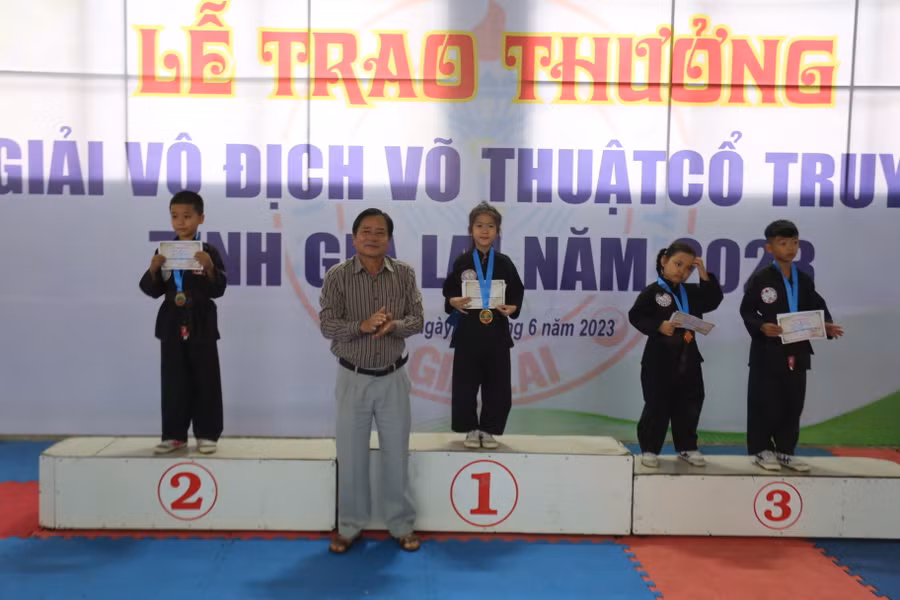 Ban tổ chức đã trao gần 20 triệu đồng tiền thưởng cho các VĐV xuất sắc. Ảnh: Văn Ngọc