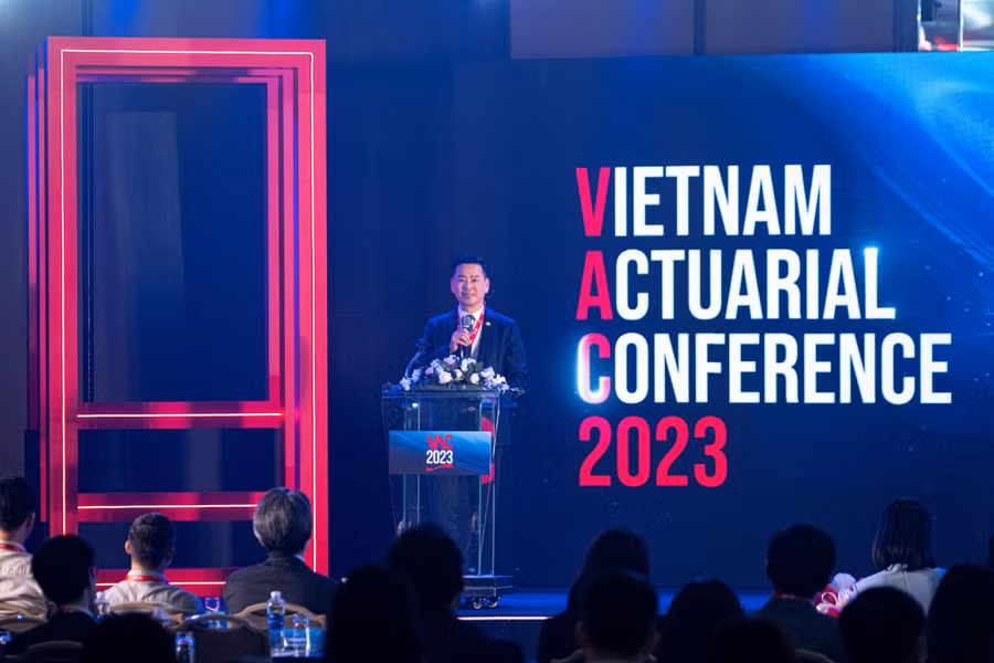 Ông Phương Tiến Minh-Tổng Giám Đốc Prudential Việt Nam phát biểu tại hội nghị.