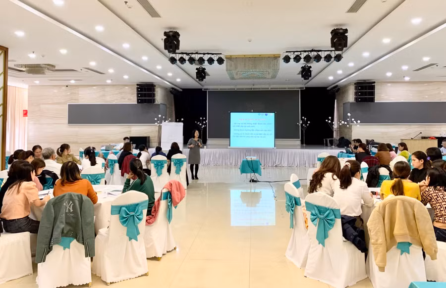 Một lớp tập huấn cho đội ngũ cô đỡ thôn bản Gia Lai tổ chức tại TP. Pleiku tháng 12-2022. Ảnh: Như Nguyện