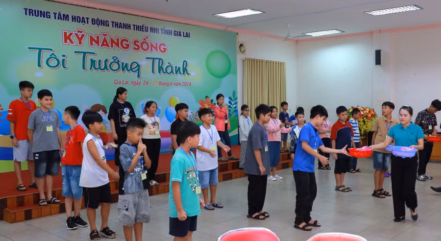 Các em thiếu nhi tham gia các hoạt động rèn luyện kỹ năng tại chương trình. Ảnh: Hà Đức Thành