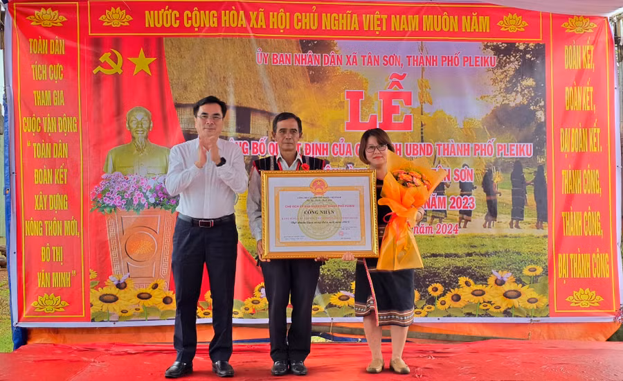 Phó Chủ tịch UBND TP. Pleiku Nguyễn Hữu Sung trao bằng công nhận làng Têng 1 đạt chuẩn nông thôn mới năm 2023. Ảnh: Bá Bính