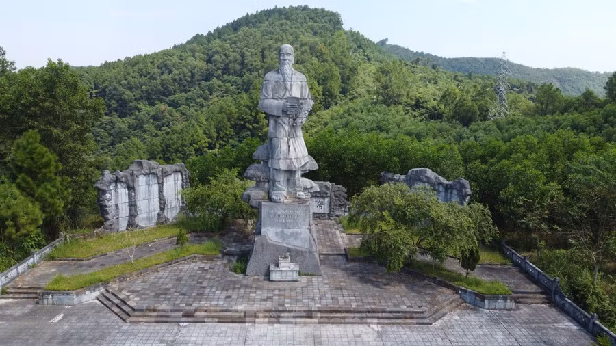 Tượng đài Lê Hữu Trác trên núi Minh Tự (huyện Hương Sơn, tỉnh Hà Tĩnh). Ảnh nguồn Báo Tiền Phong.
