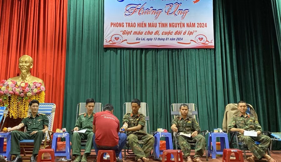 Đông đảo cán bộ, chiến sĩ Lữ đoàn Pháo phòng không 234, Quân đoàn 3 hiến máu tình nguyện. Ảnh: Hồng Ngọc