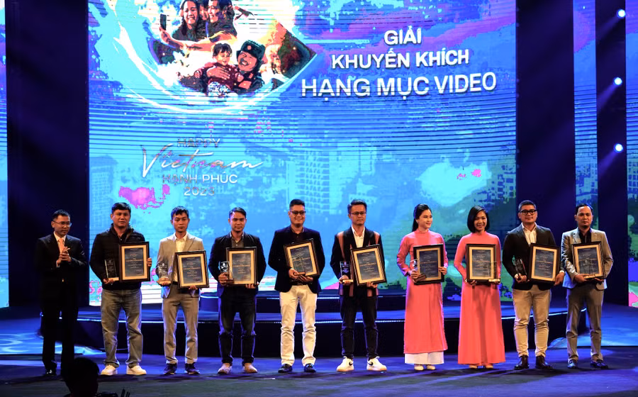 Tác giả Phan Xuân Nguyên (thứ 6 từ trái sang) nhận giải khuyến khích ở hạng mục Video của cuộc thi. Ảnh nhân vật cung cấp