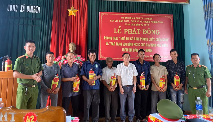 Ban Chỉ đạo Phòng-chống tội phạm, tệ nạn xã hội và xây dựng phong trào toàn dân bảo vệ an ninh Tổ quốc xã Ia Mrơn tặng bình chữa cháy cho các hộ nghèo, hộ cận nghèo, gia đình chính sách. Ảnh: Mai Linh