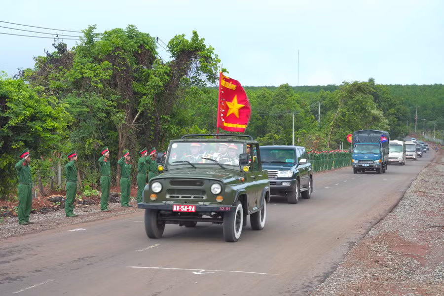 Đoàn xe đưa các liệt sĩ về với đất Mẹ Việt Nam. Ảnh: Phạm Quý