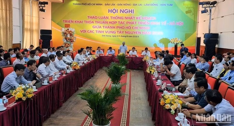 Quang cảnh hội nghị thảo luận, thống nhất kế hoạch triển khai thỏa thuận hợp tác phát triển kinh tế-xã hội giữa TP. Hồ Chí Minh với các tỉnh vùng Tây nguyên năm 2023 và giai đoạn 2024-2025. Ảnh nguồn Báo Nhân Dân