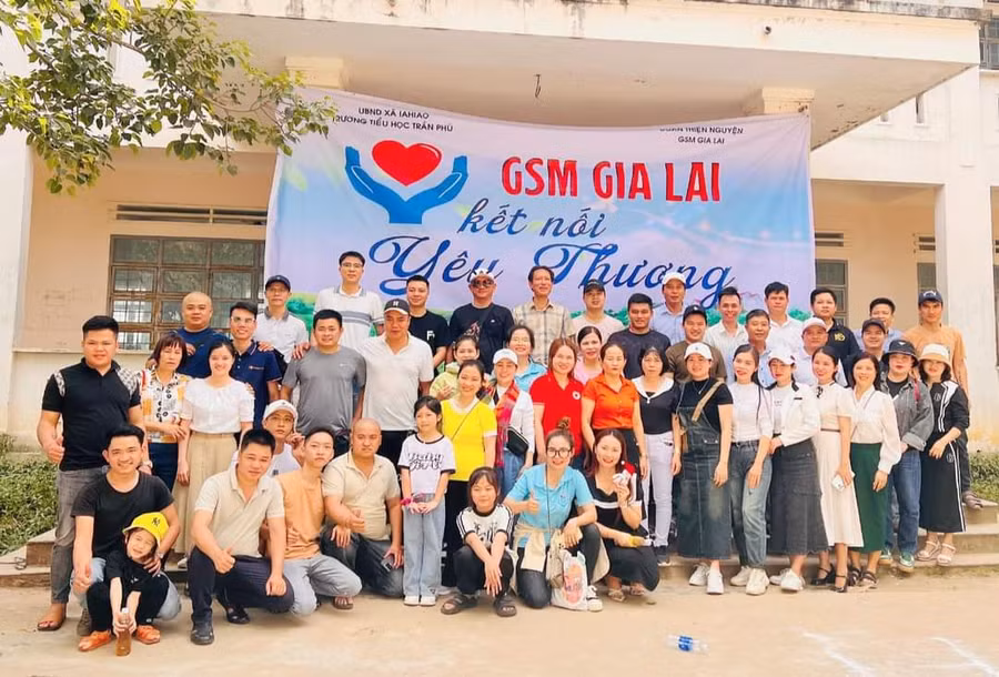 Đoàn tặng quà cho học sinh nghèo, khó khăn Trường Tiểu học Trần Phú, xã Ia Hiao, huyện Phú Thiện. Ảnh: Hoài Thu Đoàn tặng quà cho học sinh nghèo, khó khăn Trường Tiểu học Trần Phú, xã Ia Hiao, huyện Phú Thiện. Ảnh: Hoài Thu