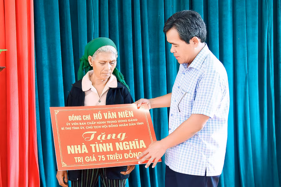 Bí thư Tỉnh ủy Hồ Văn Niên trao hỗ trợ 75 triệu đồng để xây nhà cho bà Siu Pep-bệnh binh khó khăn về nhà ở tại làng Quen. Ảnh: Đức Thụy