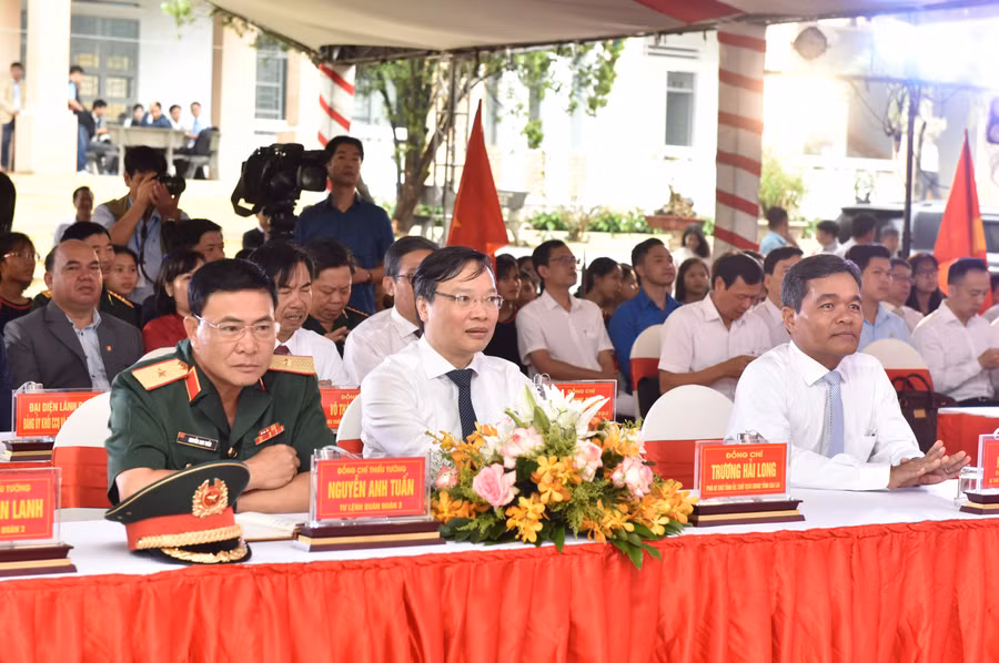 Các đồng chí lãnh đạo tỉnh Gia Lai tham dự lễ khai giảng tại Trường Phổ thông Dân tộc nội trú tỉnh. Ảnh: Đức Thụy