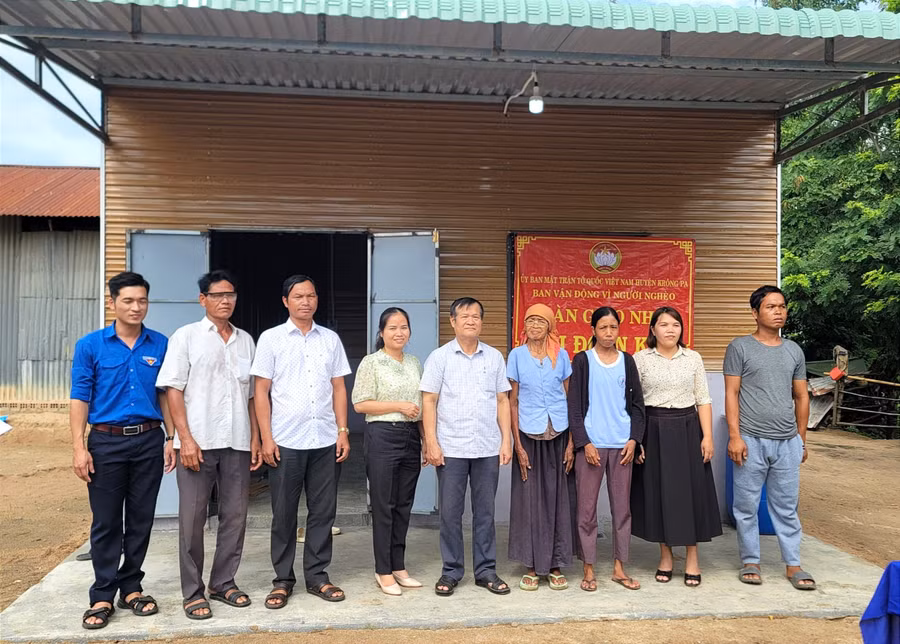 Đại diện các đơn vị bàn giao nhà “Đại đoàn kết” cho gia đình bà Nay H' Nhưk (buôn Bhă Nga, xã Ia Rmok). Ảnh: Rơ Com Quyết